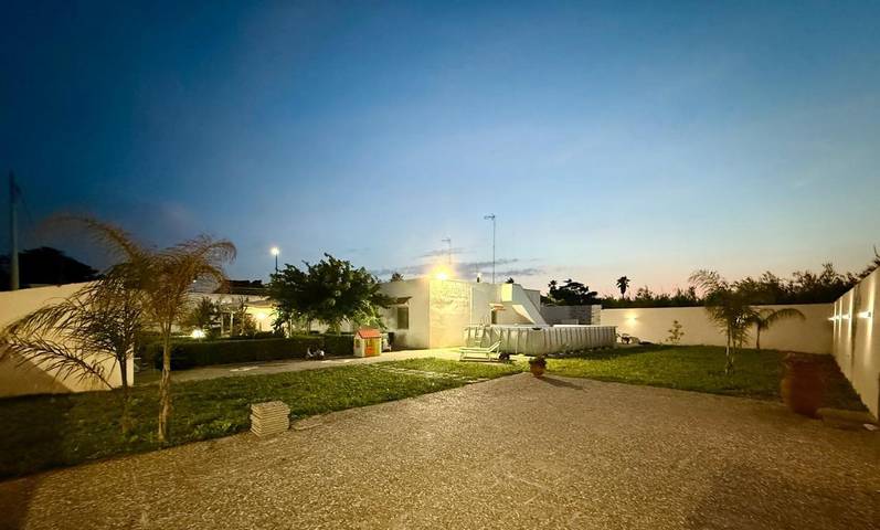 Location de vacances pour 6 personnes, avec piscine et balcon ainsi que vue et jardin à Torre Chianca - 4