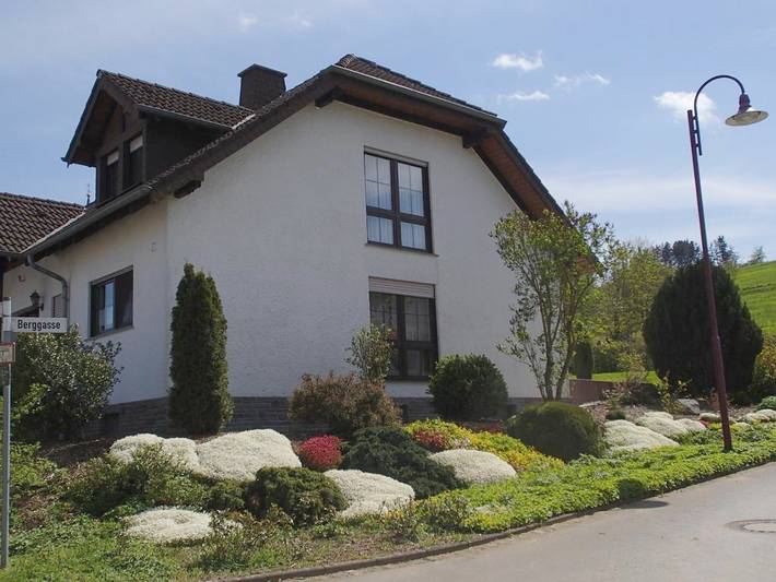 Ferienwohnung für 4 Personen, mit Ausblick und Garten in Kelberg