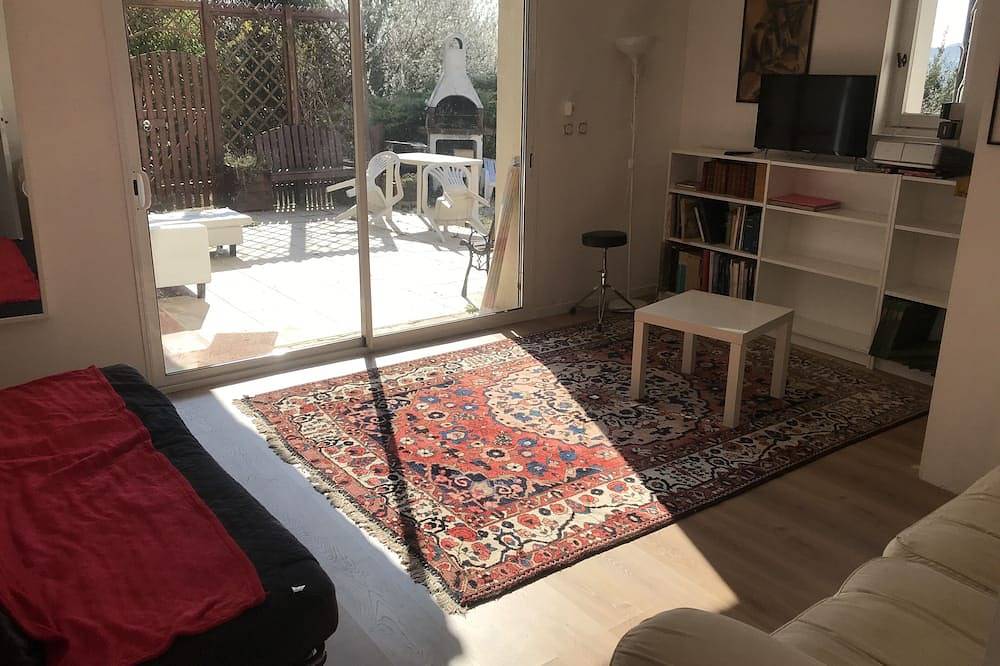 Garden apartment with swimming pool in house in Penne-d'Agenais, Región de Villeneuve-sur-Lot