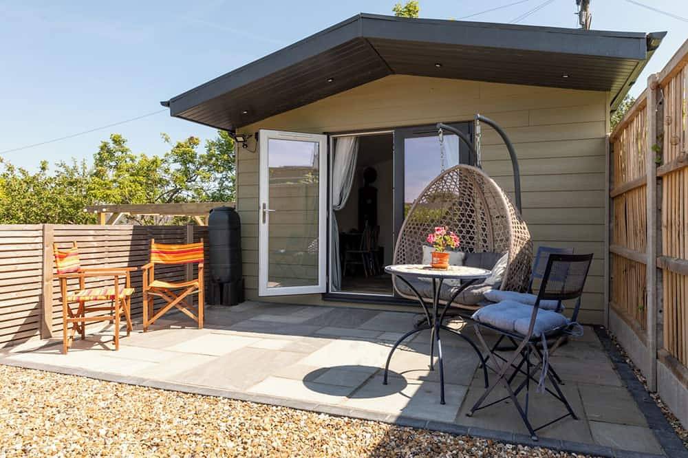 Pear Tree Cabin provides a wonderful base for exploring Whitstable and the surrounding area, celebrating special occasions, or visiting friends and family. Enjoy the local cusine and stroll back to your comfy cabin to watch the sunset. in Whitstable, Kent