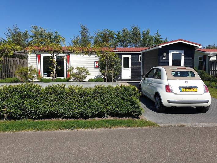 Chalet für 4 Personen, mit Terrasse und Balkon/Terrasse in Serooskerke