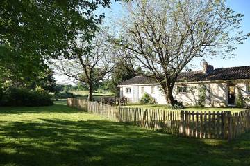 Location de vacances pour 5 personnes, avec piscine et jardin, animaux acceptés à Bournel