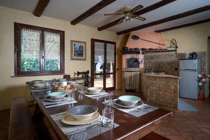 Location de vacances pour 8 personnes, avec jardin ainsi que vue et piscine, adapté aux familles à Foligno - 4