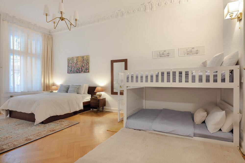 Ganze Wohnung, Ku’Damm-Savignyplatz/Charming Old Home/5-10 ppl/Fam.Friendly/Wifi in Charlottenburg Berlin, Berlin