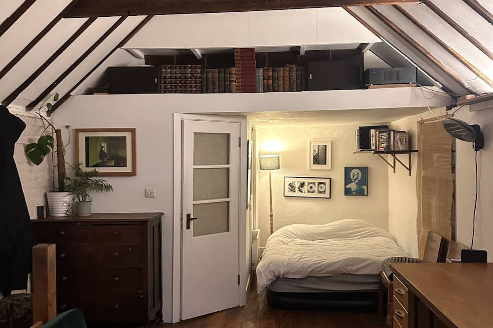1880s Coach House – Pet‑Friendly & Off-Road Parking in Haringey, London