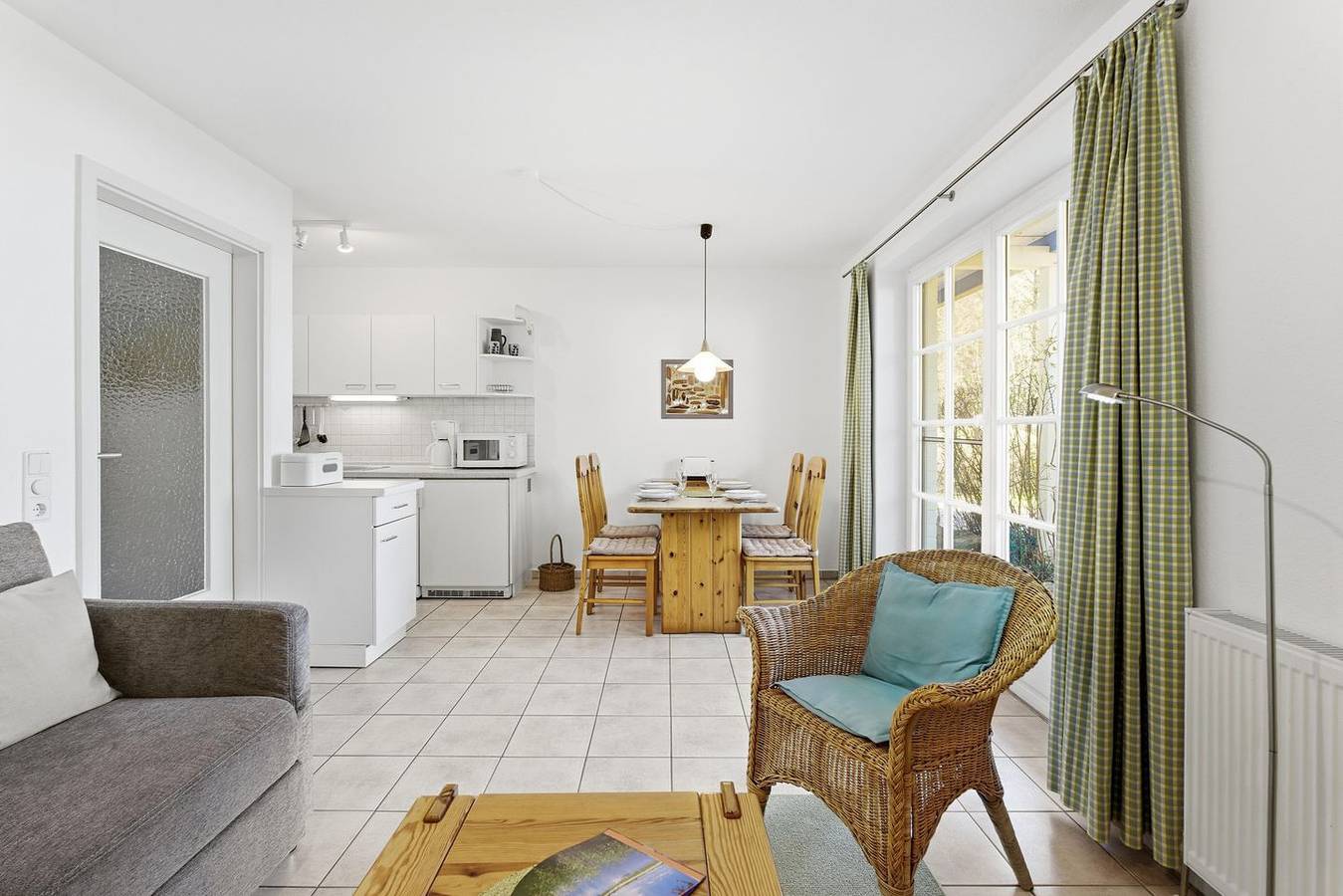 Ganze Wohnung, Komfortable Ferienwohnung mit Terrasse, 100 m zum Strand in Zingst in Müggenburg, Zingst