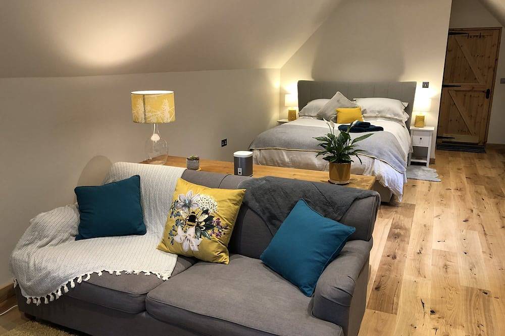 Entire apartment, The Hive - Beautiful Studio with  amazing Hot Tub in Cratfield, Suffolk