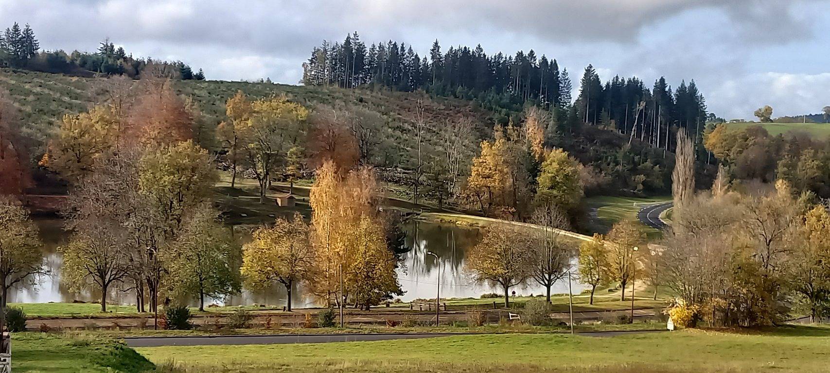 Gîte chalet, à 50 m d'un lac in Le Vernet-Chaméane, Région de Besse-et-Saint-Anastaise