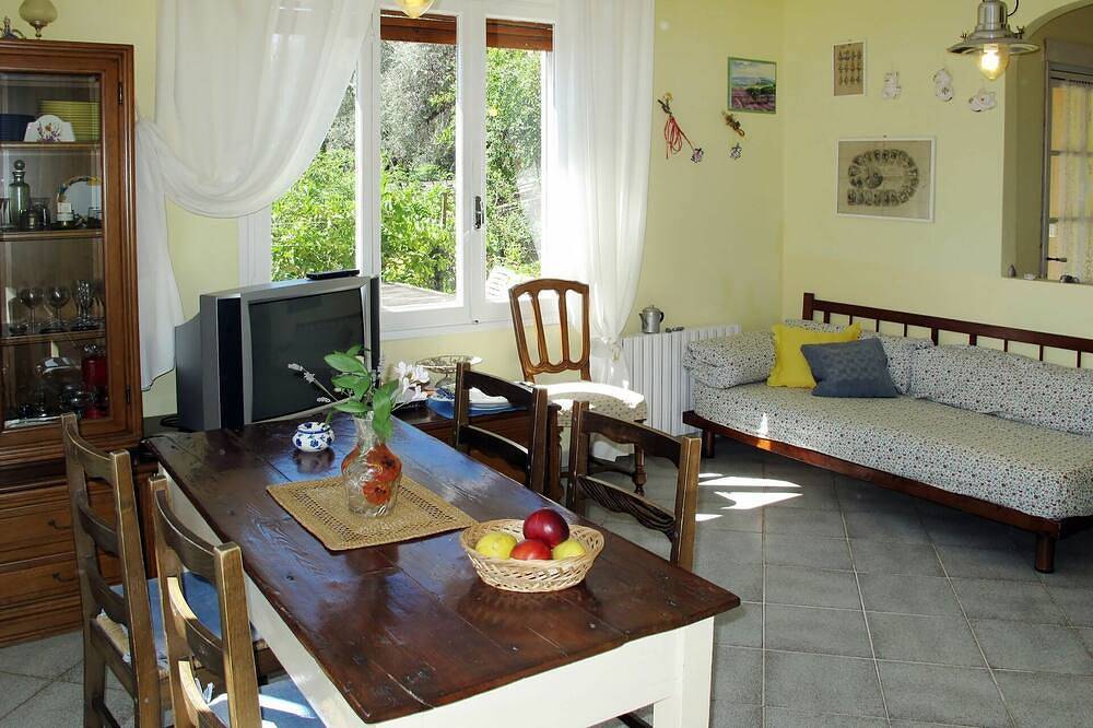 Entire apartment, Cosy apartment for 6 people with Wifi, Tv and terrace in Costarainera, Riviera di Ponente