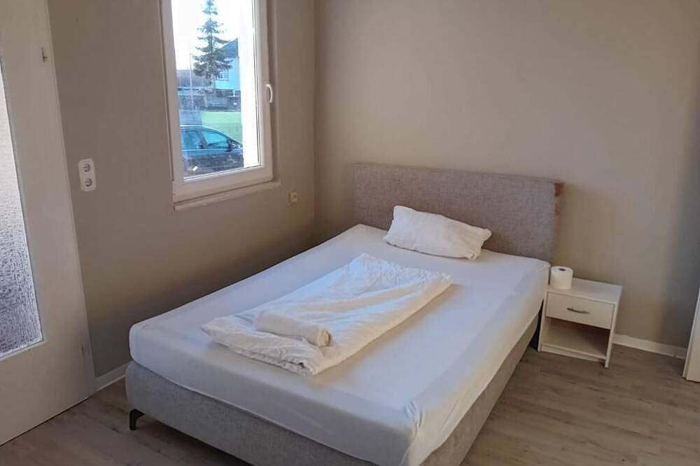 Ganze Wohnung, Landstuhl · 10 Rooms · Sleeps 14 · Entire Building · Near Lrmc & Ramstein in Landstuhl, Saar-Nahe-Bergland