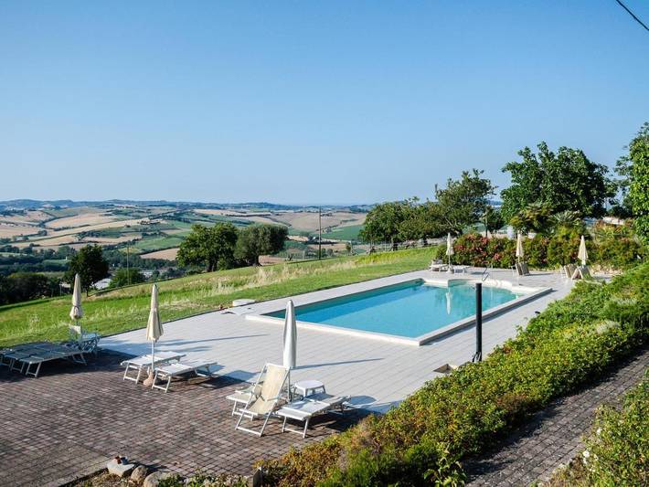 Gîte pour 4 personnes, avec Terrasse et Jardin ainsi que Piscine et Vue à Cartoceto
