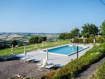 Gîte pour 4 personnes, avec piscine ainsi que vue et jardin à Cartoceto