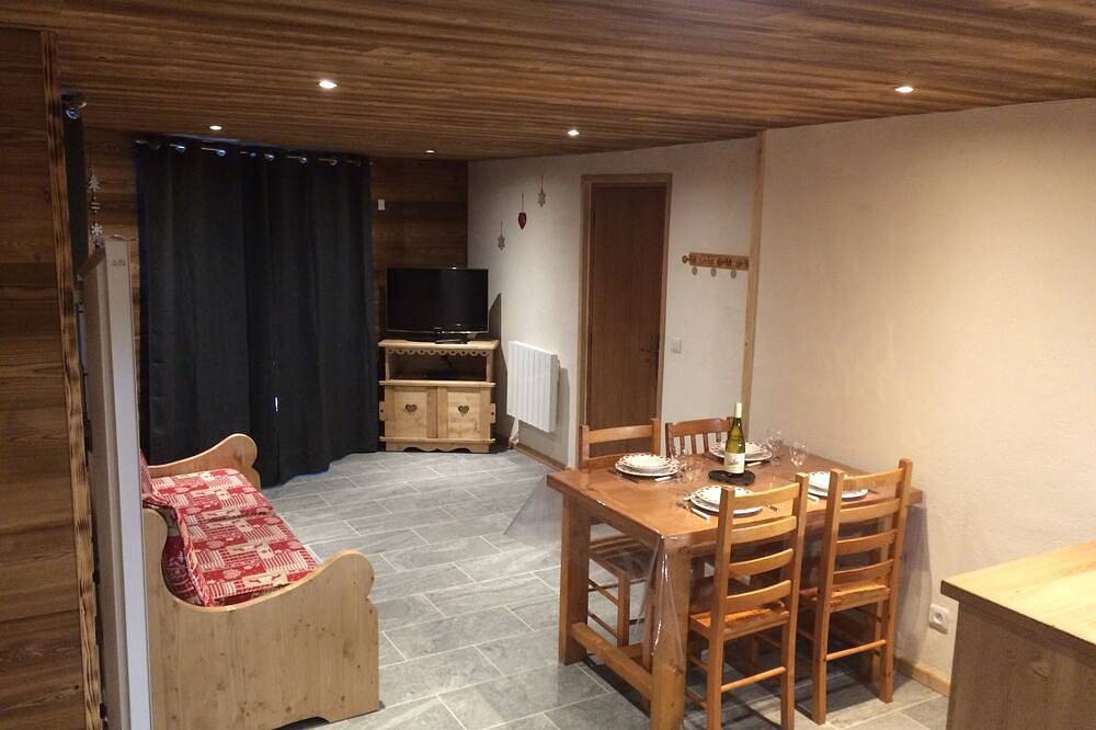 Entire apartment, Mountain-style apartment La Datcha 2 (sleeps 4) in the old village in Bonneval-sur-Arc, Saint-Jean-de-Maurienne region