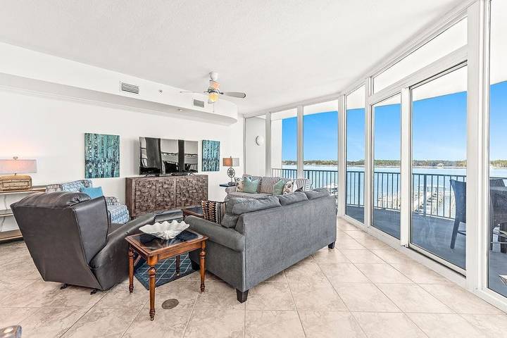 Beach rental for 10 people, with hot tub and balcony as well as pool in Gulf Shores