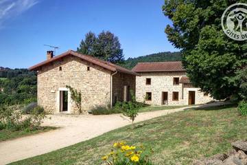 Gîte pour 10 personnes, avec jardin à Les Salles