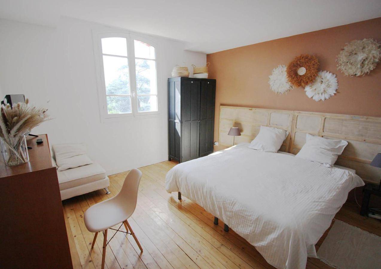 Double Room with Private Bathroom in Chatou, Yvelines