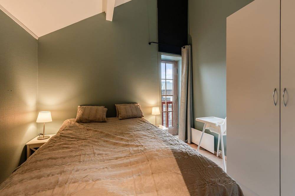 Ganze Wohnung, Alpine Apartment with Parking and Balcony in Hol