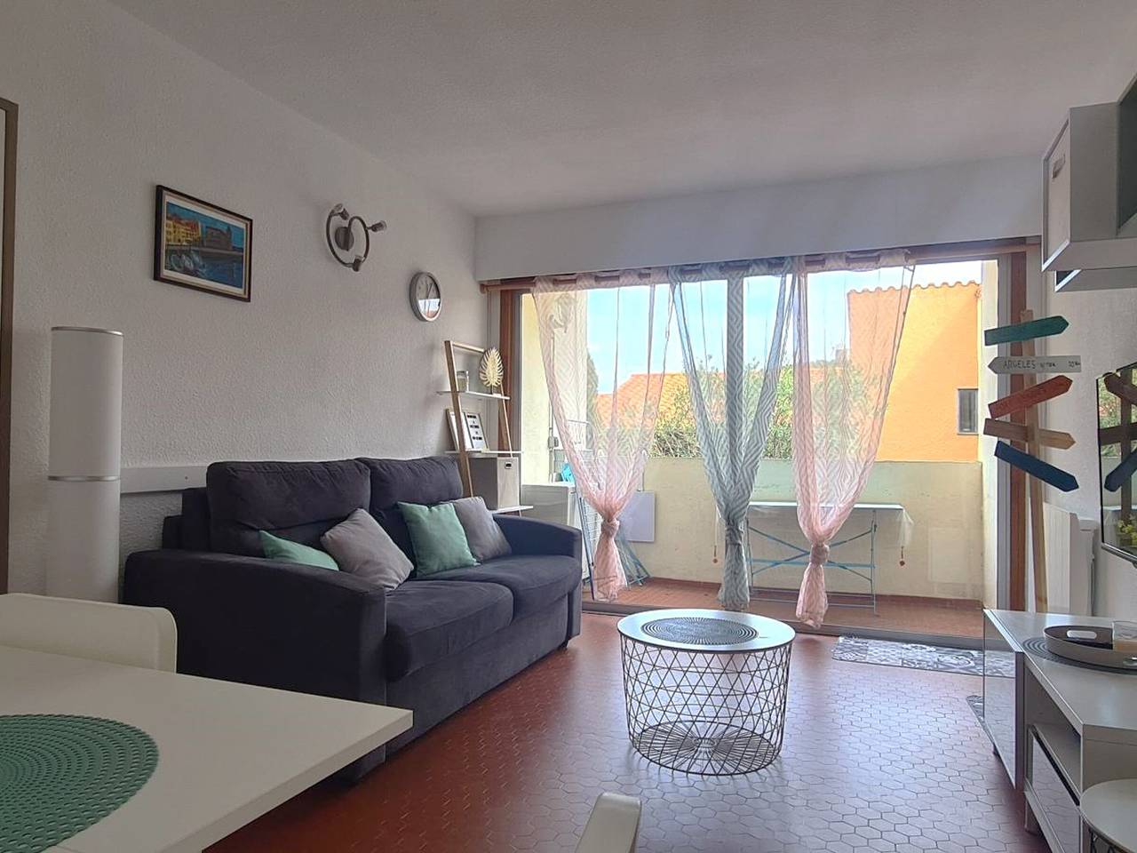 Entire apartment, T2 Apartment with Terrace and Private Parking near the Beach in La Côte Vermeille, Collioure