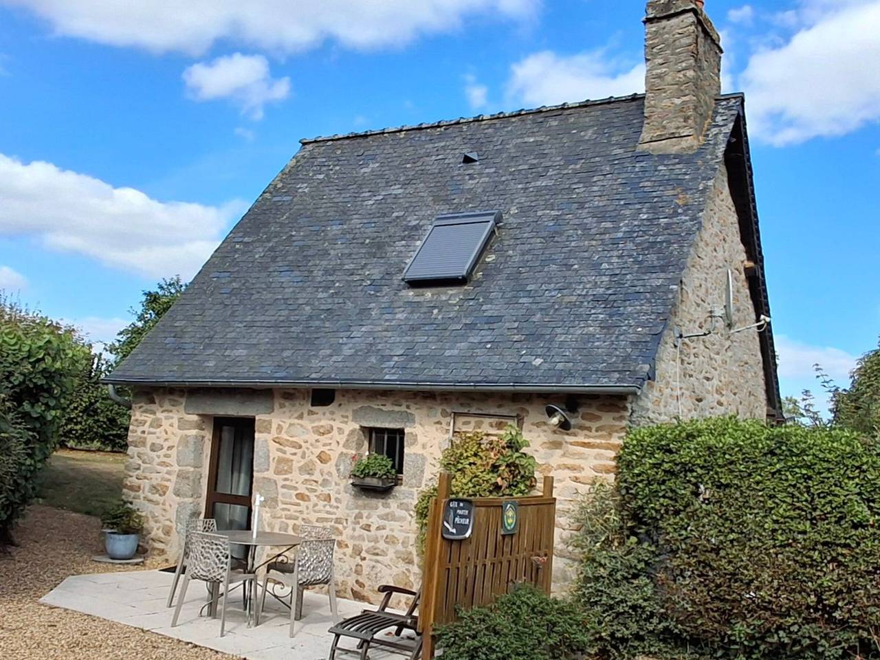 Maison de Charme avec Étang Privé, Accès Wifi, et Équipements Confort - Idéal Nature et Pêche in Alexain, Mayenne