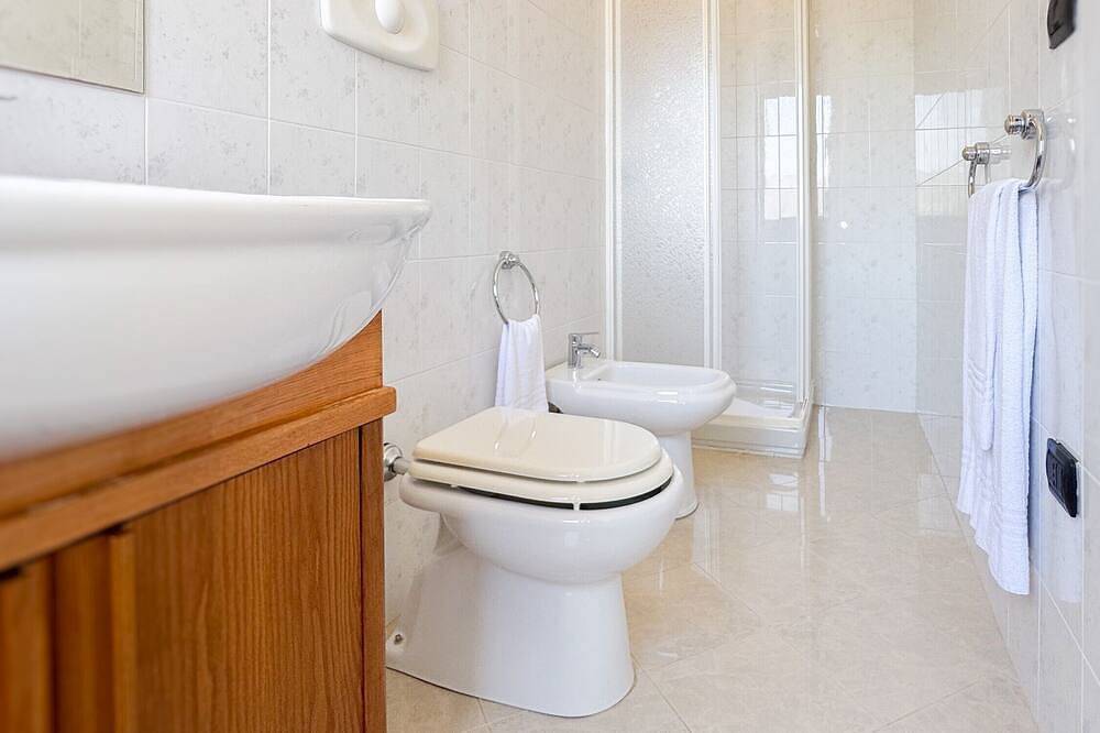 Ganze Wohnung, Familienzimmer mit eigenem Bad und Meerblick in Gonnesa, Iglesiente