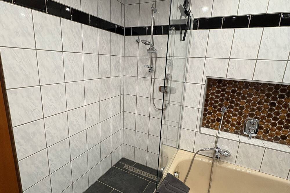 Apartamento inteiro, Spacious, fully equipped vacation apartment for up to 4 people near the border in Rheinfelden, Floresta Negra do Sul