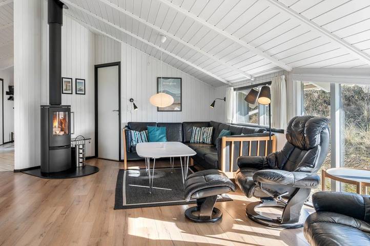 Beach-close holiday home for 10 guests with sauna and whirlpool in Bjerregard, Holmsland Klit