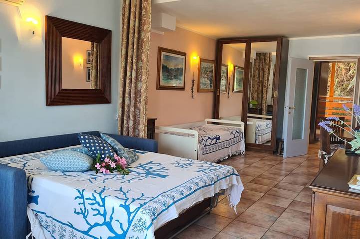 Appartamento intero, Porto azzurro delizioso appartamento con terrazzo sopra la spiaggia. in Porto Azzurro, Arcipelago Toscano