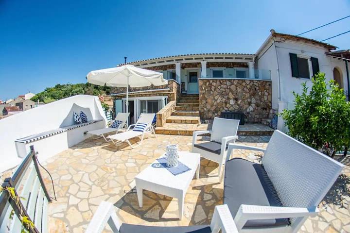 Location de vacances pour 7 personnes, avec Balcon ainsi que Terrasse et Jardin dans Liapádes
