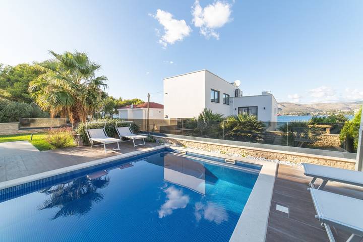 Ferienhaus für 11 Personen, mit Balkon/Terrasse und Garten sowie Pool und Sauna auf Ciovo