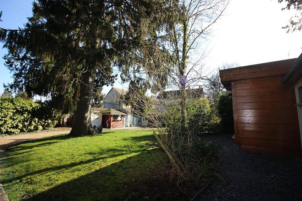 Chalet located to 10 min from Cdg airport and Parc Astérix in Plailly, Oise