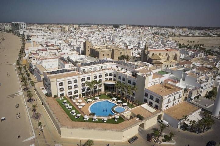 Hôtel pour 10 personnes, avec Terrasse et Jardin ainsi que Piscine et Sauna à Rota