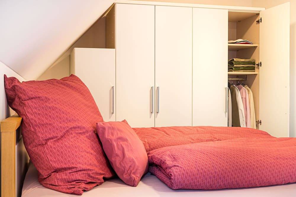 Ganze Wohnung, Moderne helle Ferienwohnung (80qm) mit Balkon in Zellingen, Fränkisches Weinland
