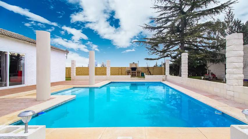 Chalet para 15 personas, con piscina y jardín - 1