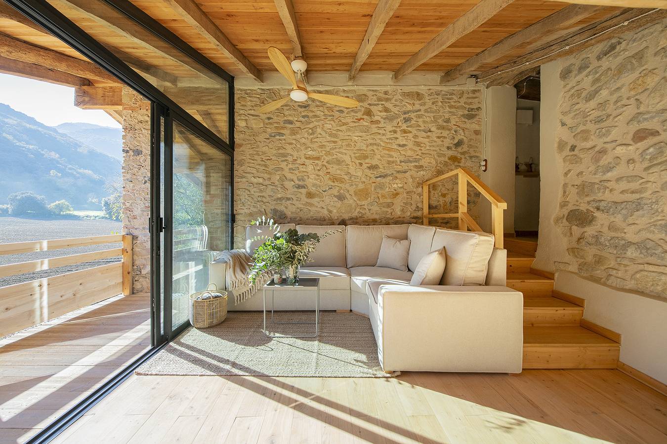 Apartamento entero, Apartamento 'Eixida' con vistas a la montaña, Wi-Fi y aire acondicionado in Montagut y Oix, Garrotxa