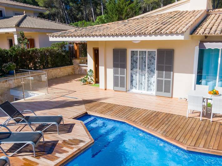 Chalet für 6 Personen, mit Balkon/Terrasse und Garten sowie Pool in Can Picafort