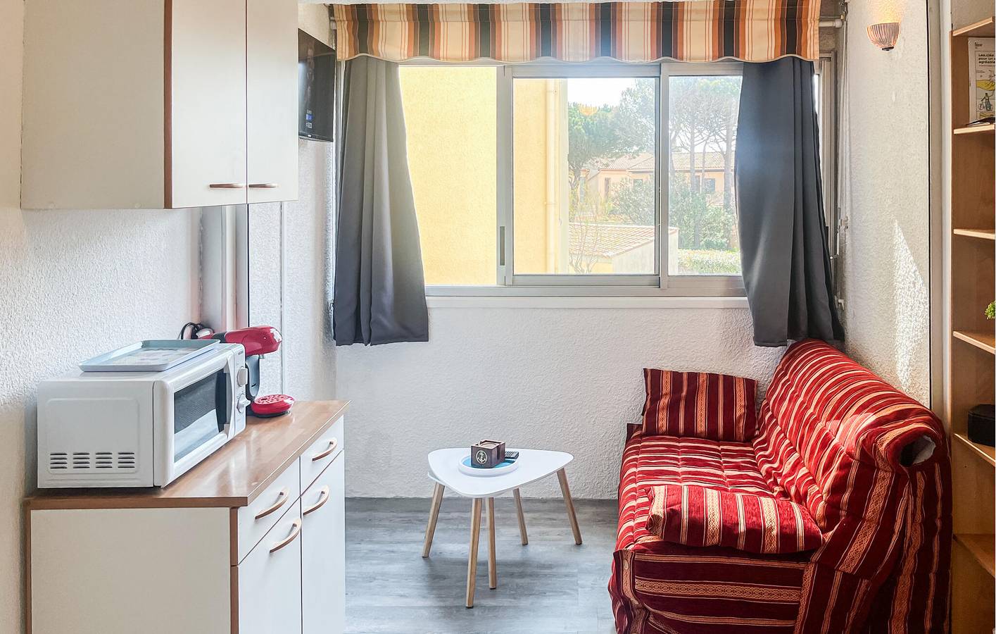 Appartement de vacances entier, Appartement moderne avec parking, télévision et centre-ville à 2 km in Narbonne Plage, Narbonne