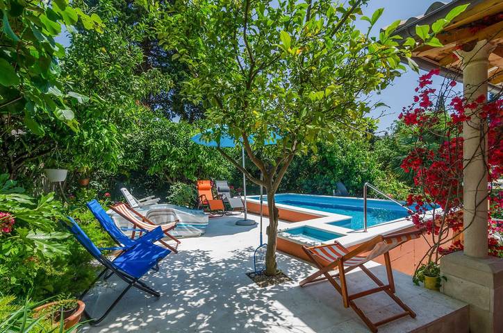 Villa for 6 people, with terrace and garden in Srebreno