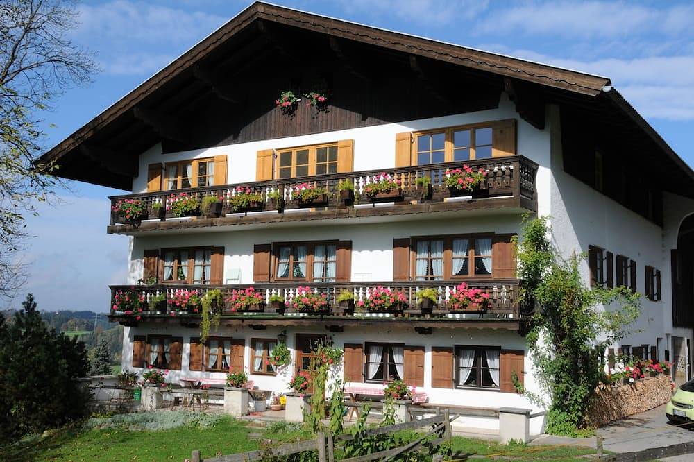 Ganze Wohnung, Moderne Ferienwohnung mit Blick in die Berge in Hausham, Alpenland Tegernsee Schliersee