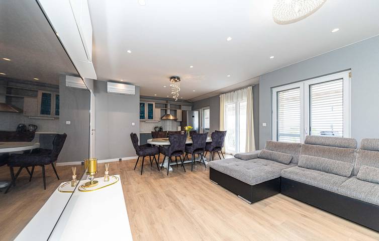 Appartement de vacances entier, Appartement moderne à 200 m de la plage de Strobec, avec vue panoramique et parking in Solar Beach, Stobrec