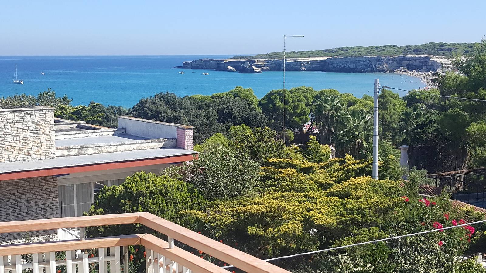 Appartamento intero, Bellissimo appartamento a Torre dell'Orso con vista mare, aria condizionata e balcone; parcheggio disponibile in Melendugno, Provincia di Lecce