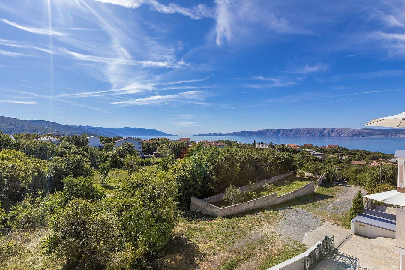 Ganze Wohnung, Idyllisches Apartment nur 470 Meter zum Strand mit Meerblick, Babybett - Hunde willkommen in Povile, Primorje-Gorski Kotar