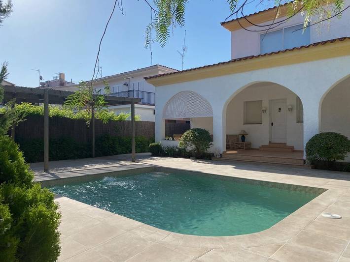 Apartamento vacacional entero, R5 Casa Colonial con piscina privada en Coma-ruga in Coma-ruga, Vendrell