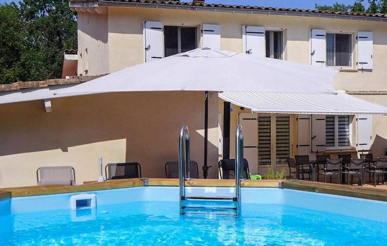 Location de vacances pour 10 personnes, avec jardin ainsi que piscine et terrasse à Monclar-de-Quercy