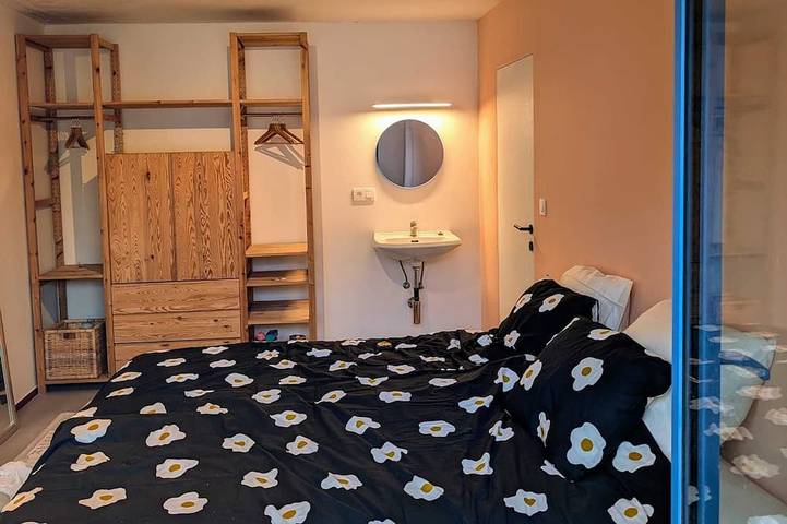 Appartamento intero, Colorful Flat @ trendy old docks.  Perfect for couples. Expandable to 3 bedrooms in Gand (Fiandre), Gand