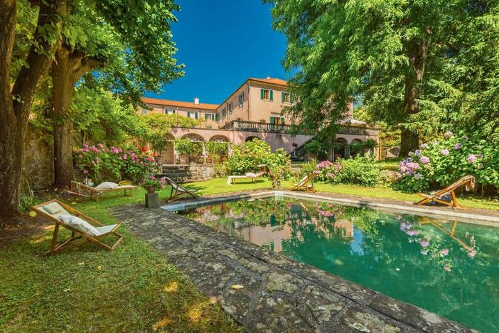 Location de vacances pour 9 personnes, avec terrasse ainsi que jardin et piscine à Pontremoli