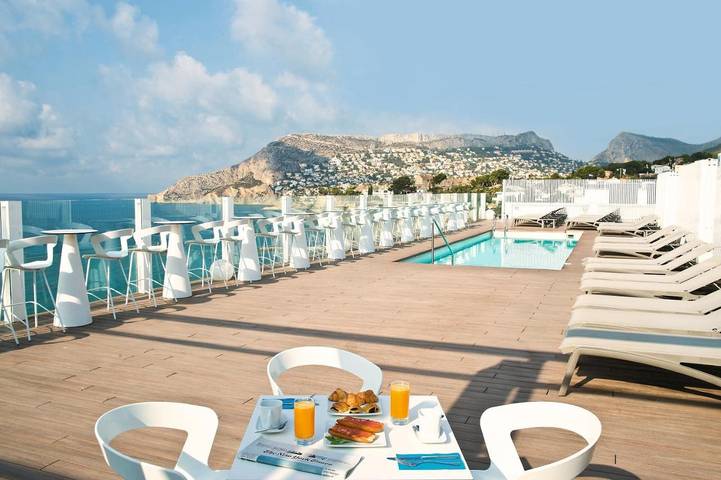 Hôtel pour 2 personnes, avec balcon ainsi que jacuzzi et piscine