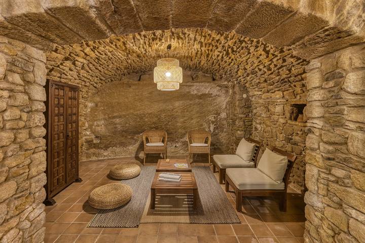 Holiday Home 'Casa Peratallada' with Wi-Fi and Air Conditioning in Peratallada, Costa Brava