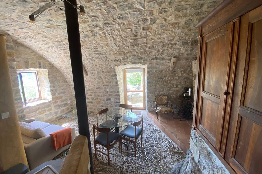 Entire apartment, Gîte Calades: Tarn stone and pebble flooring, Tarn view terrace under the vine! in Rivière-sur-Tarn, Parc naturel régional des Grands Causses