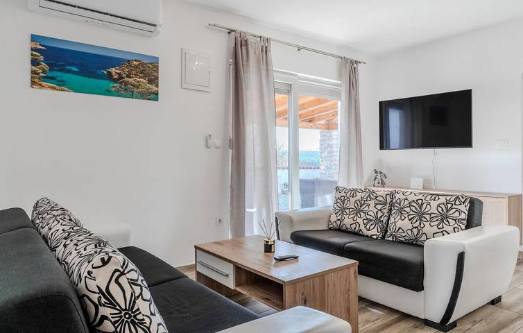 Gemütliche 2-Zimmer-Wohnung mit Terrasse, WLAN und Strand in der Nähe in Novigradsko More, Zadar