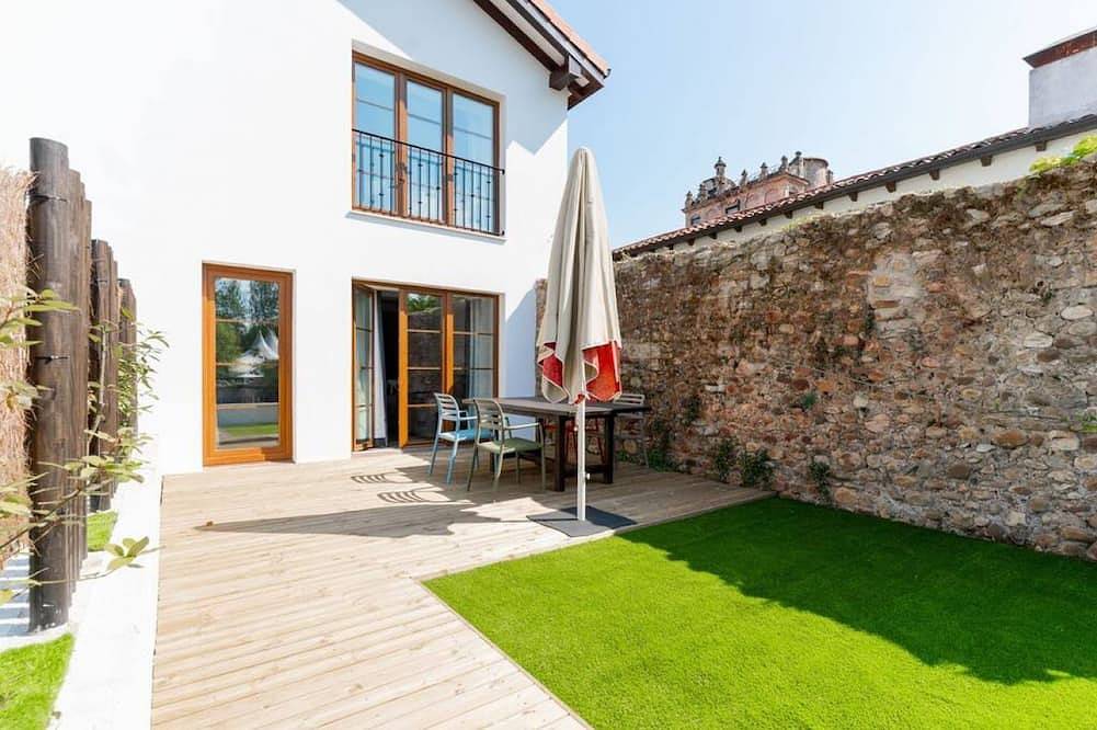 Appartement entier, Family apartment with private garden and views of the main garden. in Villaverde de Pontones, Ribamontán al Monte